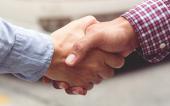 Handschlag Good deal. Close-up of handshaking. Smooth business.